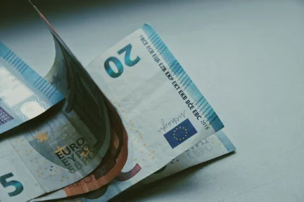 An immediate increase of the minimum wage to 800 euros? – Manos Matsaganis