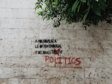 Η διαχρονική απειλή της πολιτικής βίας